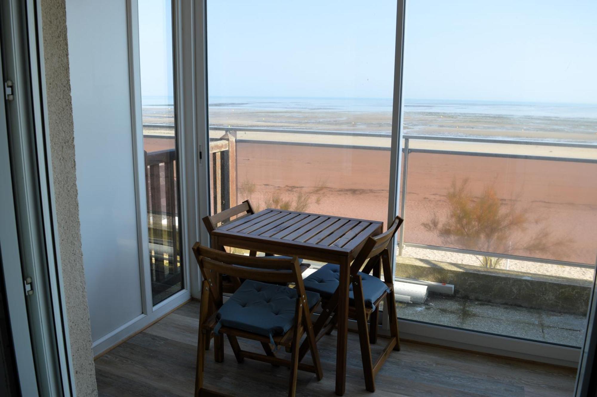 Mettons Les Voiles - Appt Vue Mer Avec Loggia Bernières-sur-Mer Extérieur photo